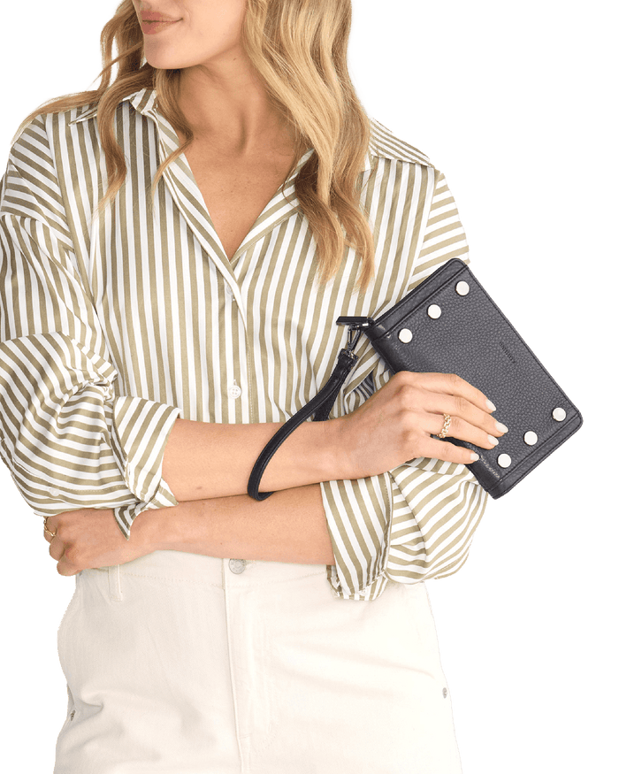 Bryant-Wallet-Black-GM-Model-View