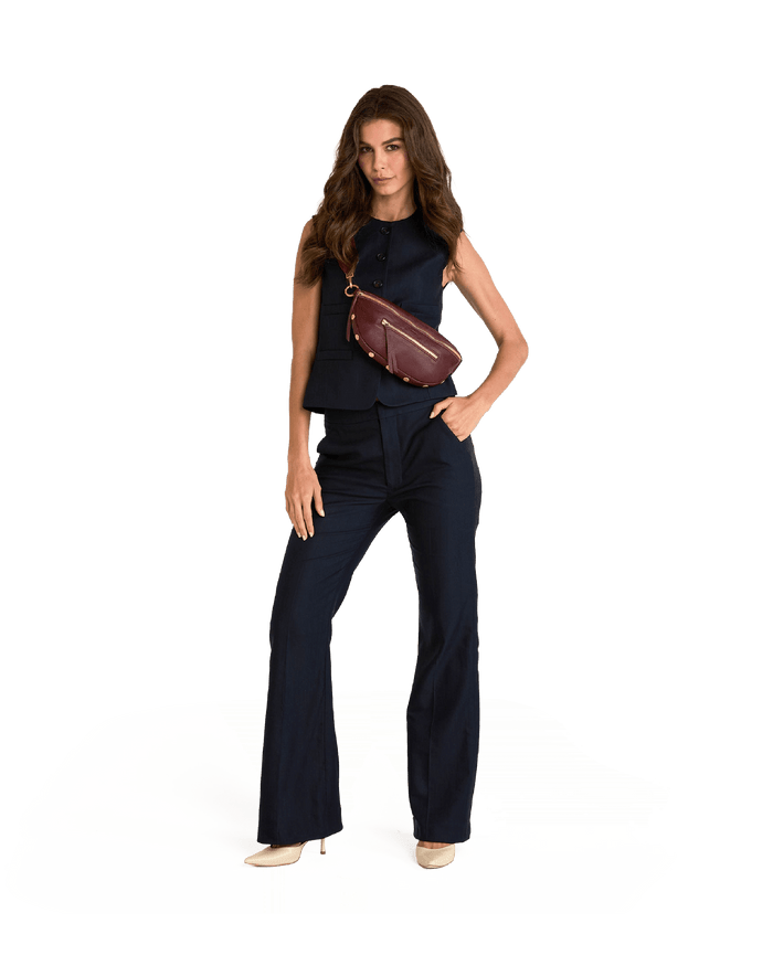 Model height is 5'9.5''