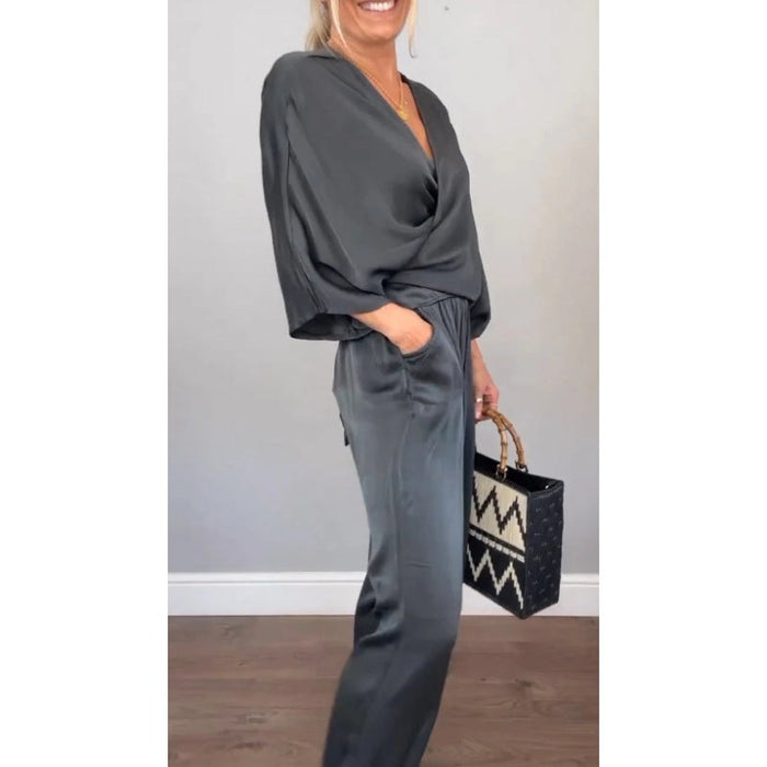 Conjunto de dos piezas para mujer, compuesto por top con escote en pico y pantalón.-ES