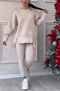 Conjunto irregular compuesto por sudadera estampada de manga larga y leggings.-ES