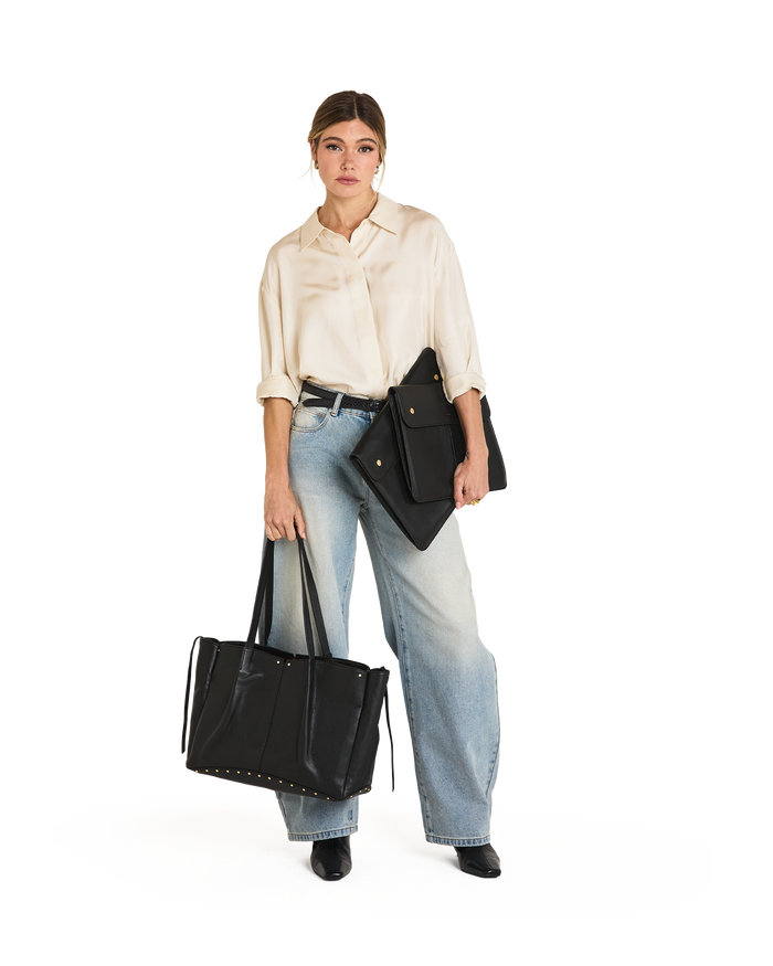 Miranda-Laptop-Sleeve-16-Black-BG-Model-View-4