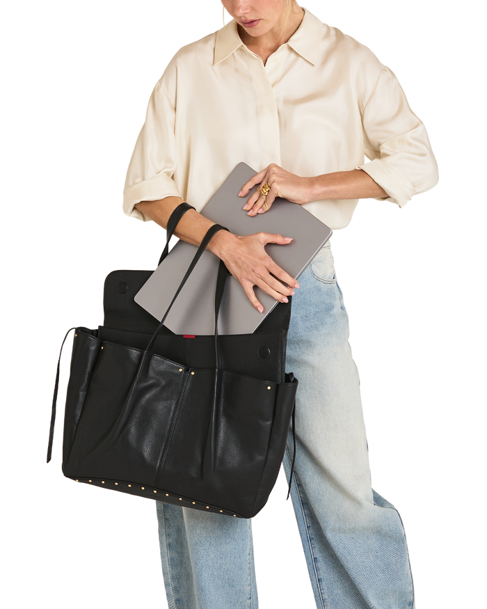Miranda-Laptop-Sleeve-16-Black-BG-Model-View-2
