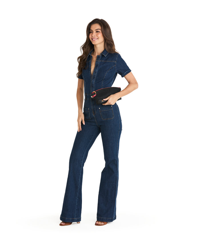 Model height is 5'9.5''