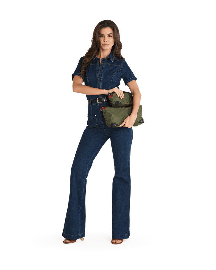 Model height is 5'9.5''