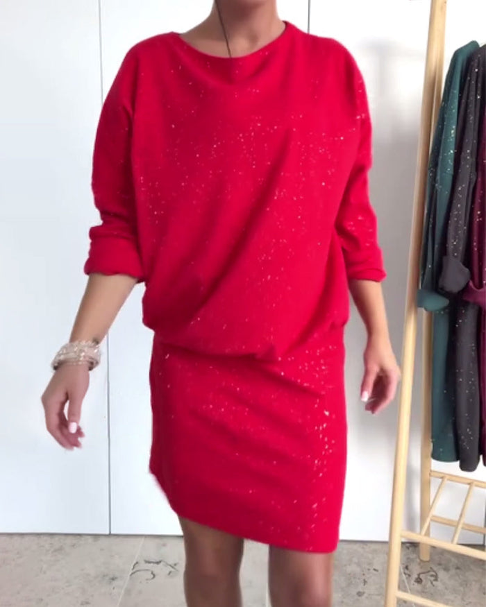 Un vestido con escote redondo y delicado brocado.-ES