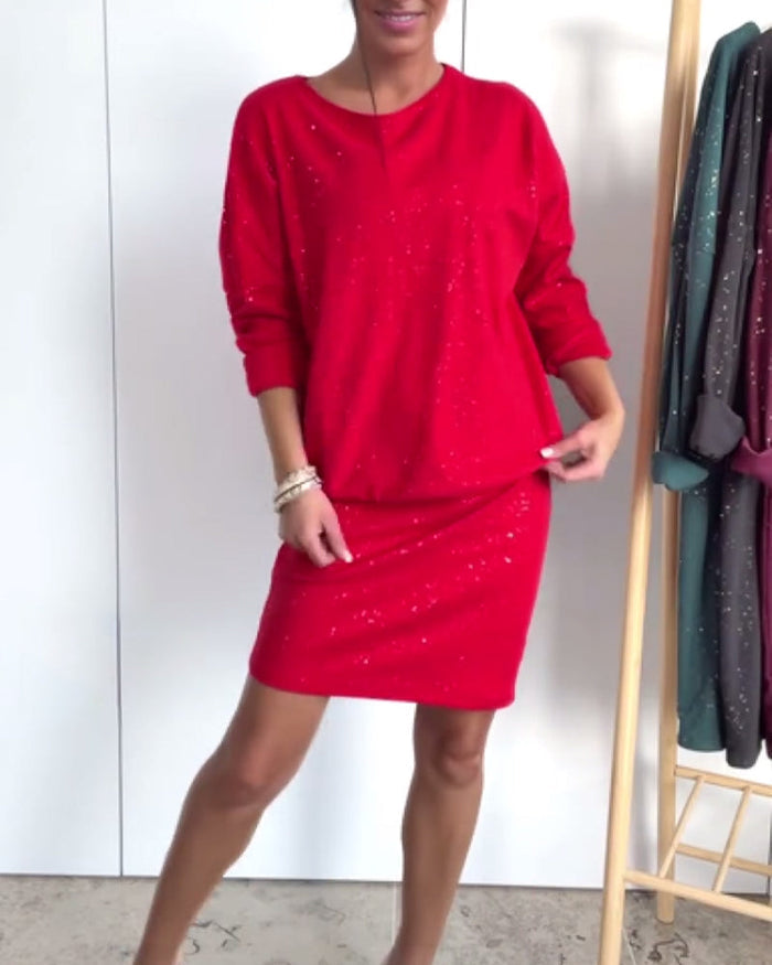 Un vestido con escote redondo y delicado brocado.-ES