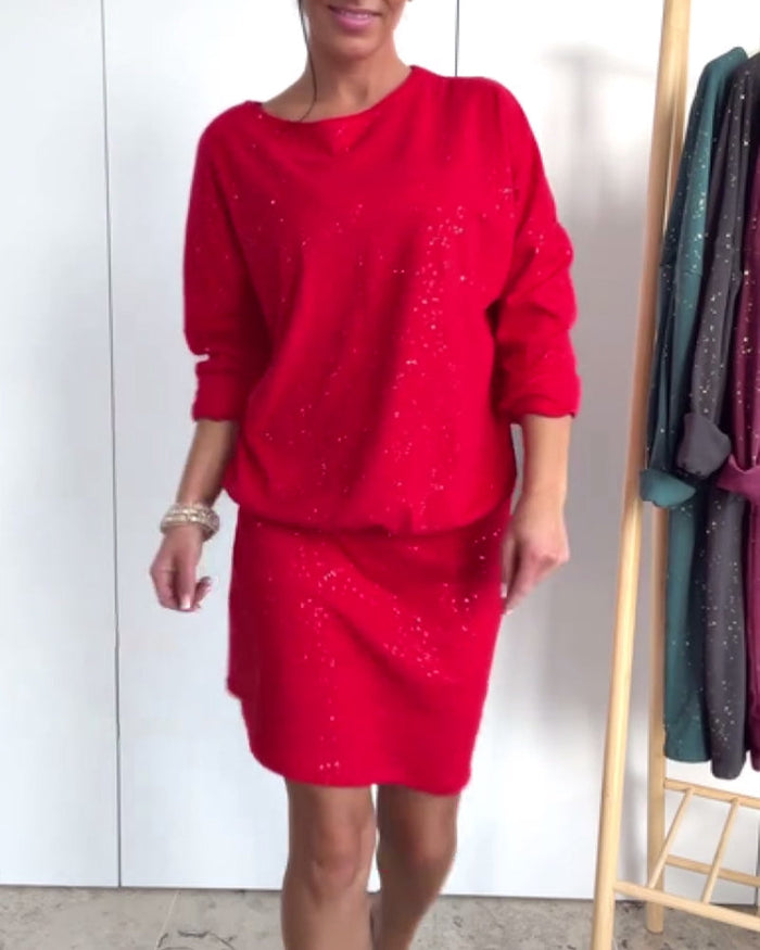 Un vestido con escote redondo y delicado brocado.-ES
