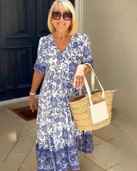 Vestido estampado con escote en pico, elegante y con estilo.-ES
