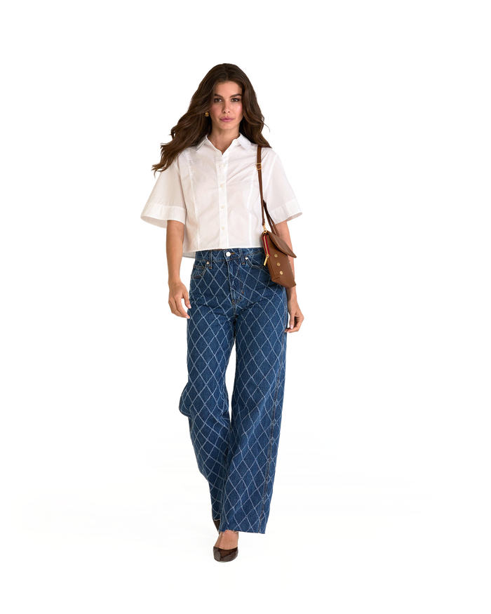 Model height is 5'9.5''